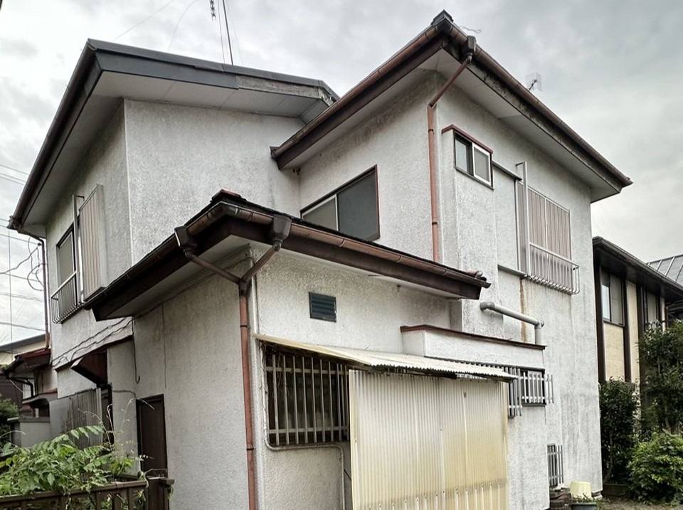 相模原市のI様賃貸住宅、大屋根カバー工法工事、本日の作業内容は足場の解体です。