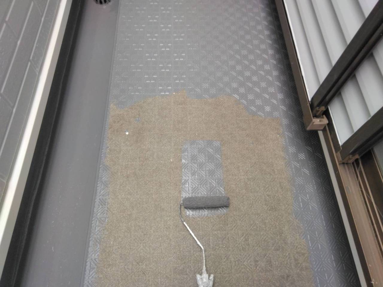 町田市のY様邸、外壁塗装・屋根塗装工事、昨日の作業内容は雨戸上塗り、バルコニー床トップコート塗布です。