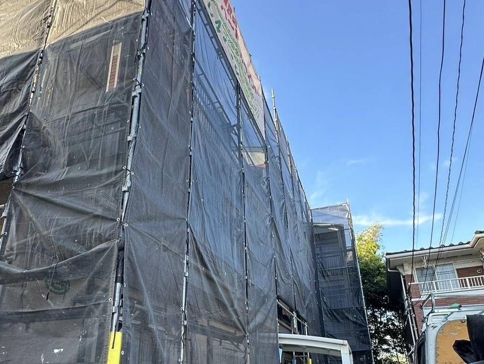 相模原市のM様S・S集合住宅、外壁リフレッシュ工事、本日の作業内容は足場の組立と外壁大工工事です。