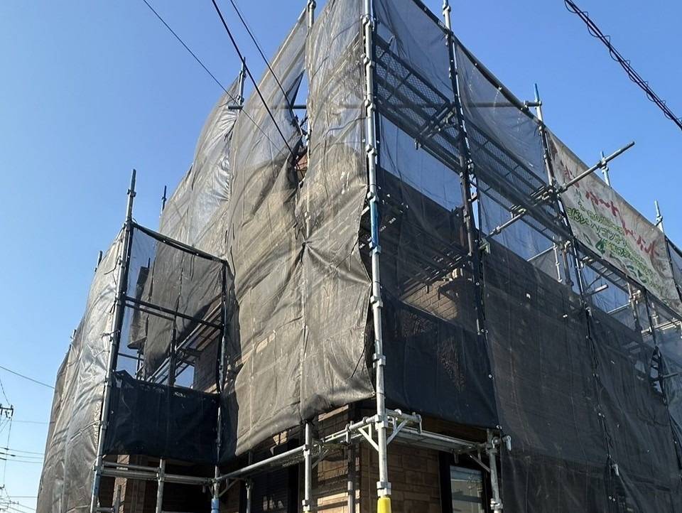 相模原市のS様邸、外壁塗装・屋根塗装工事、本日の作業内容は足場の組立です。