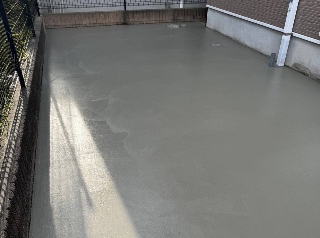 相模原市のU様邸、外壁塗装・屋根塗装工事、本日の作業内容は土間コンクリート打設です。