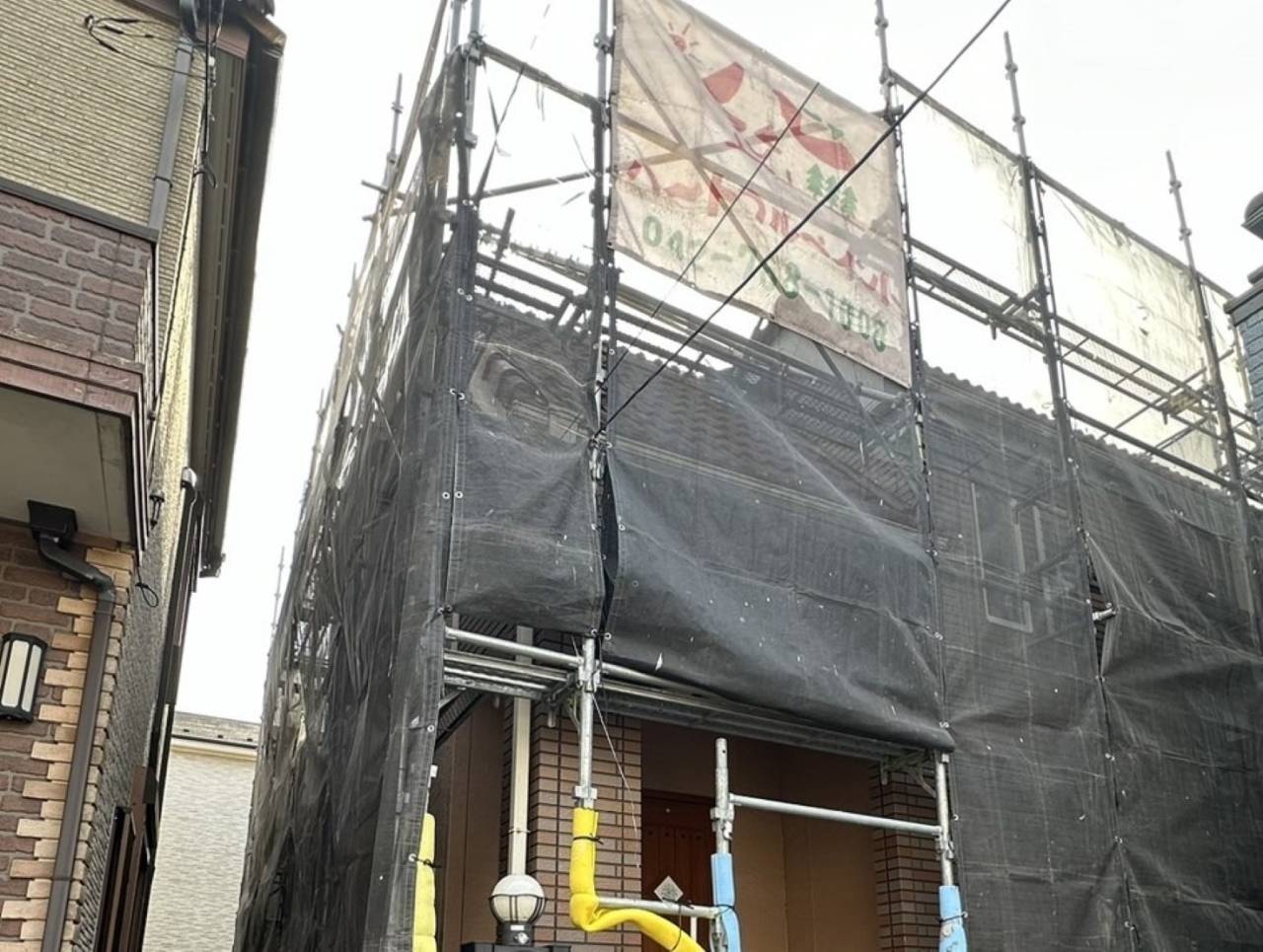 相模原市のK様邸、外壁塗装工事、本日の作業内容は足場の組立です。