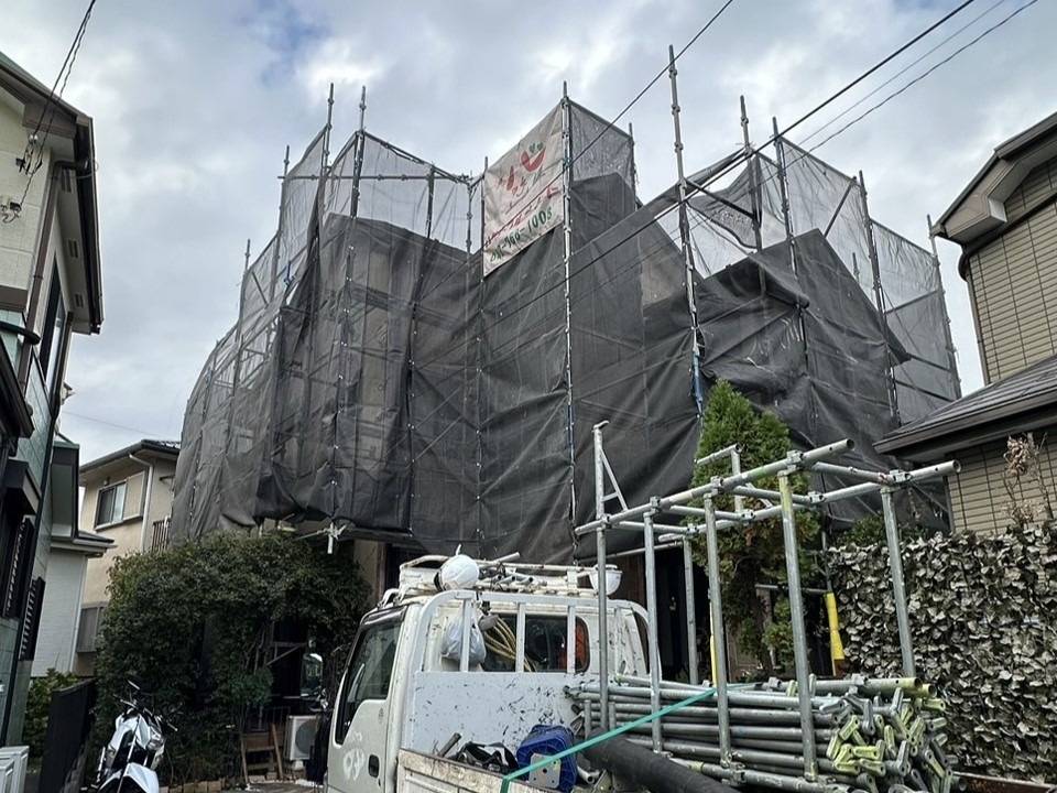 相模原市のS様邸、外壁塗装・屋根塗装工事、昨日の作業内容は足場の組立です。