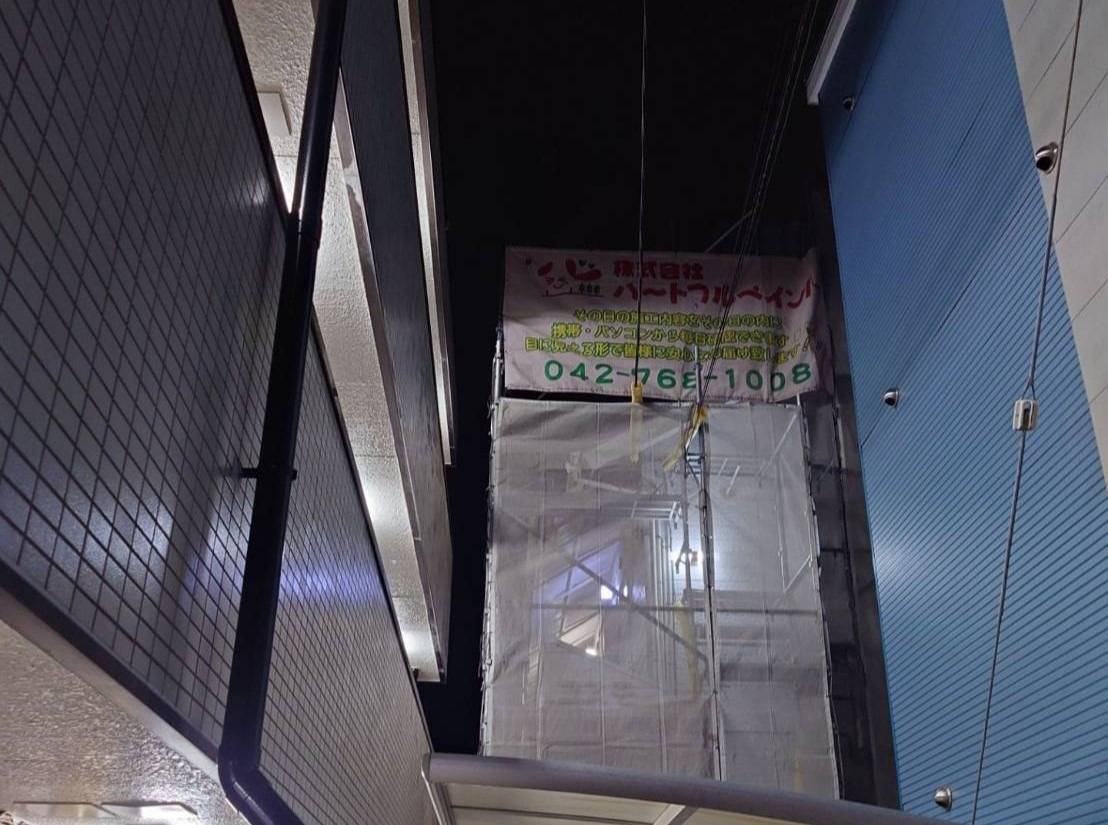 相模原市のN様C・H集合住宅、外壁リフレッシュ工事、本日の作業内容は足場の組立です。