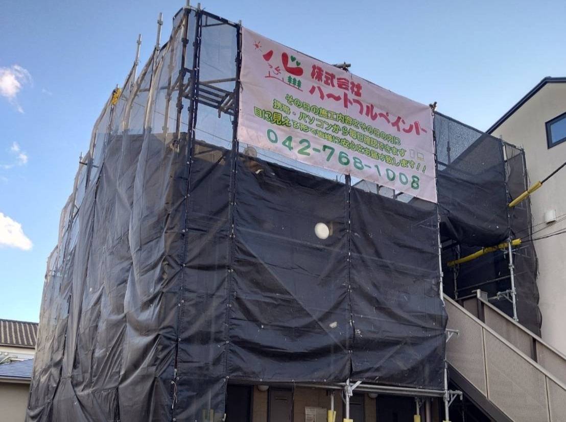 相模原市のO様HBA集合住宅、外装リフレッシュ工事、本日の作業内容は足場の組立です。