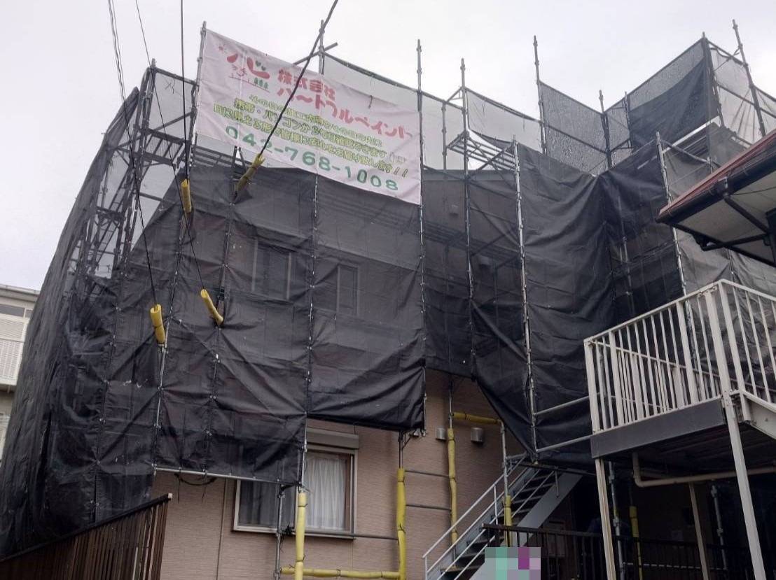 秦野市のT様S・T集合住宅、外装リフレッシュ工事、本日の作業内容は足場の組立です。