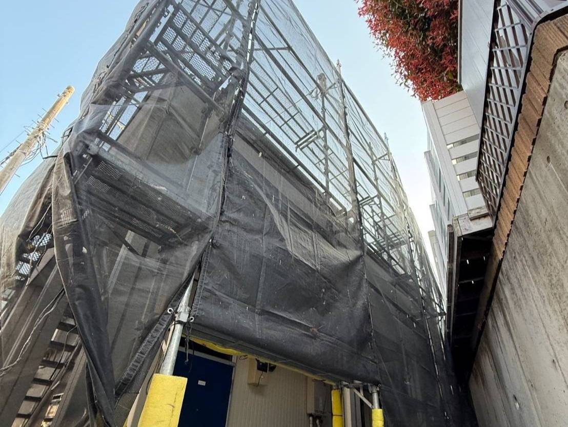 八王子市のＯ様S・Ｏ集合住宅、外装リフレッシュ工事、本日の作業内容は足場の組立です。