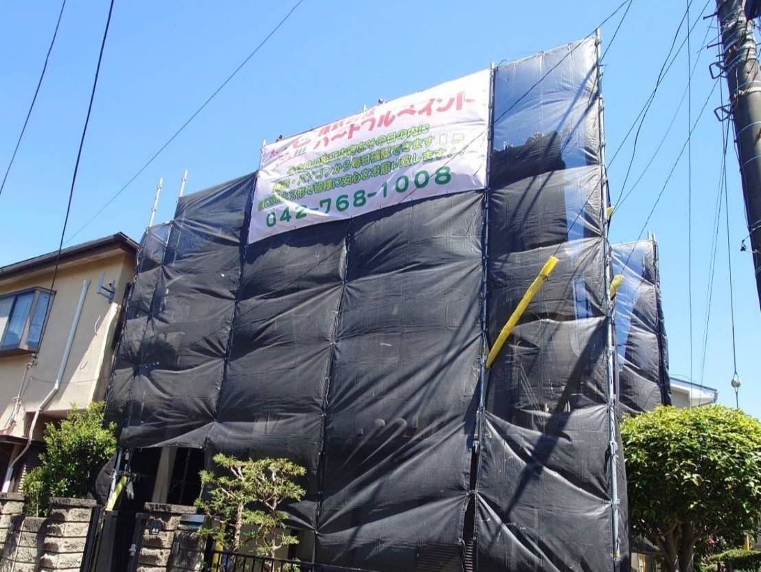 座間市のO様邸、外壁塗装工事、昨日の作業内容は足場の組立です。