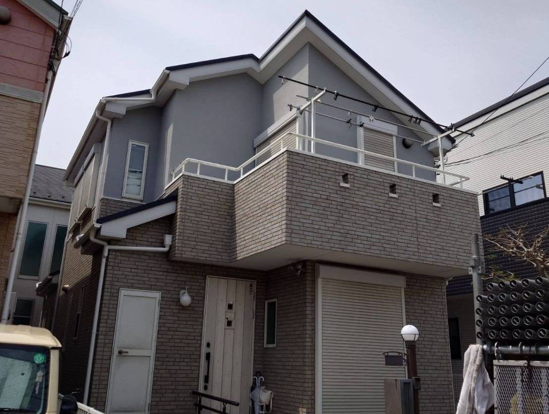 座間市のO様邸、外壁塗装・屋根重ね葺き工事、本日の作業内容は足場の解体です。