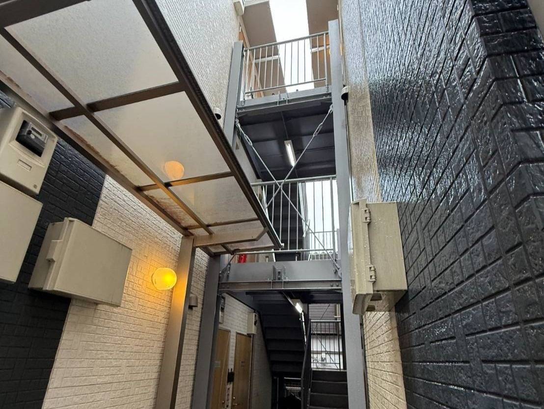 横浜市のF様RK集合住宅、鉄階段塗装工事、本日の作業内容は足場の解体です。