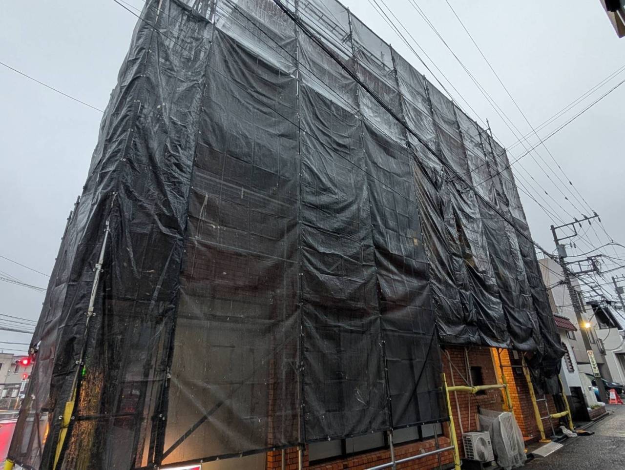 相模原市のH様ビル、外壁塗装工事、本日の作業内容は足場の組み立てです。