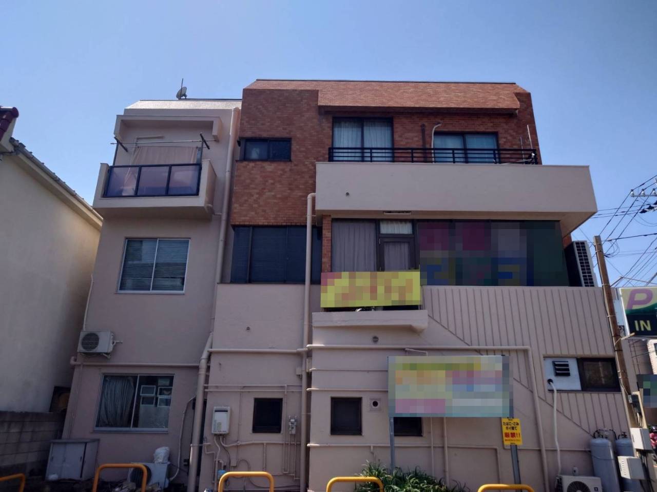 相模原市のH様ビル、外壁塗装工事、本日の作業内容は足場の解体です。