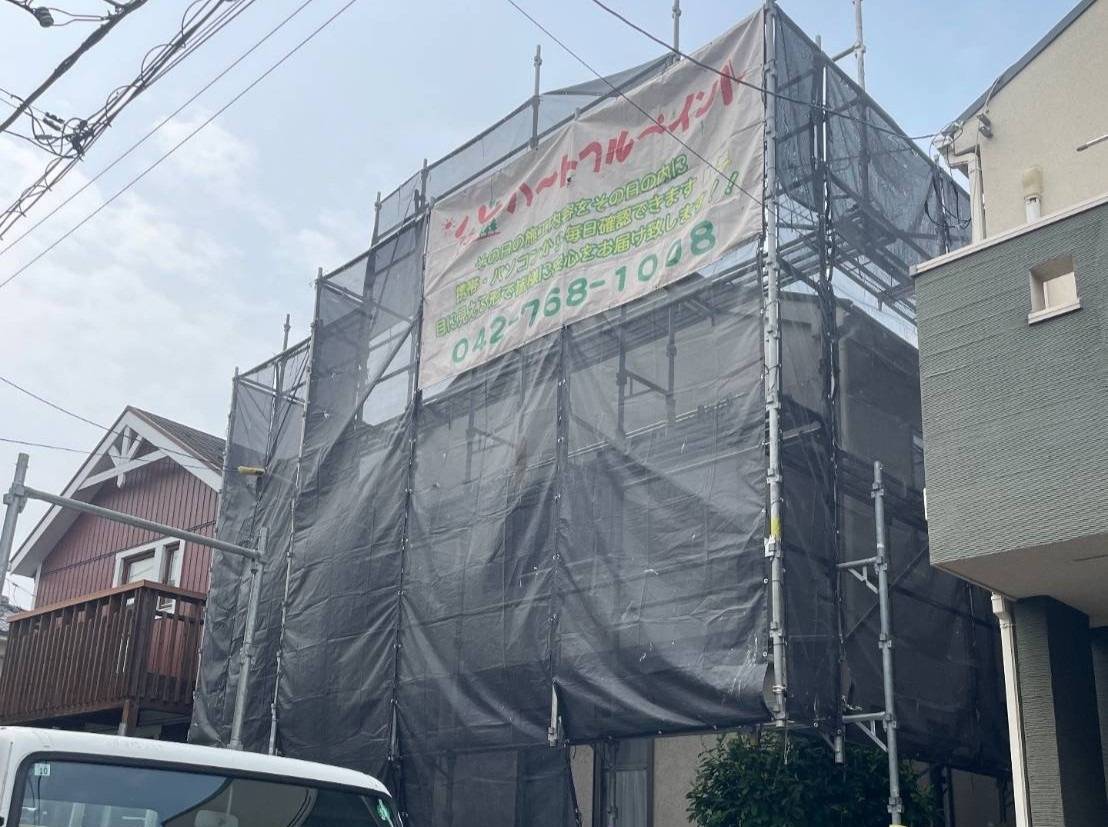 相模原市のM様邸、外壁塗装・屋根塗装工事、本日の作業内容は足場の組立です。