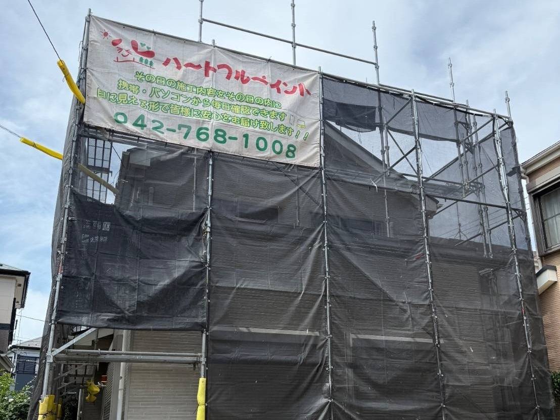 相模原市のA様邸、外壁塗装工事、本日の作業内容は足場の組立です。