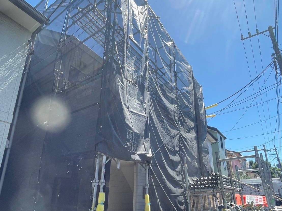 相模原市のW様P・S集合住宅、外装リフレッシュ工事、本日の作業内容は足場の組立です。