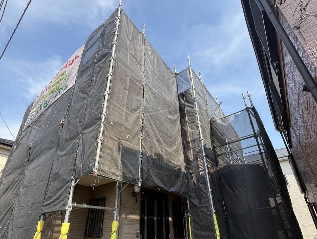 相模原市のM様邸、外壁塗装・屋根重ね葺き工事、本日の作業内容は足場組立です。