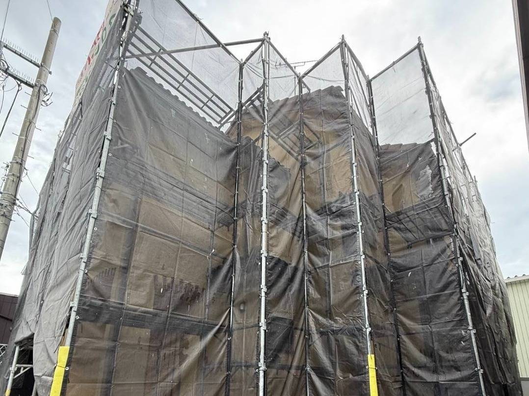 相模原市のH様邸、外壁塗装工事、本日の作業内容は足場の組立です。