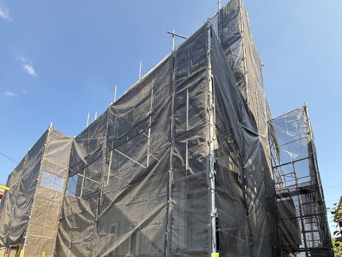 相模原市のI様邸、外壁塗装・屋根塗装工事、昨日の作業内容は足場の組立です。