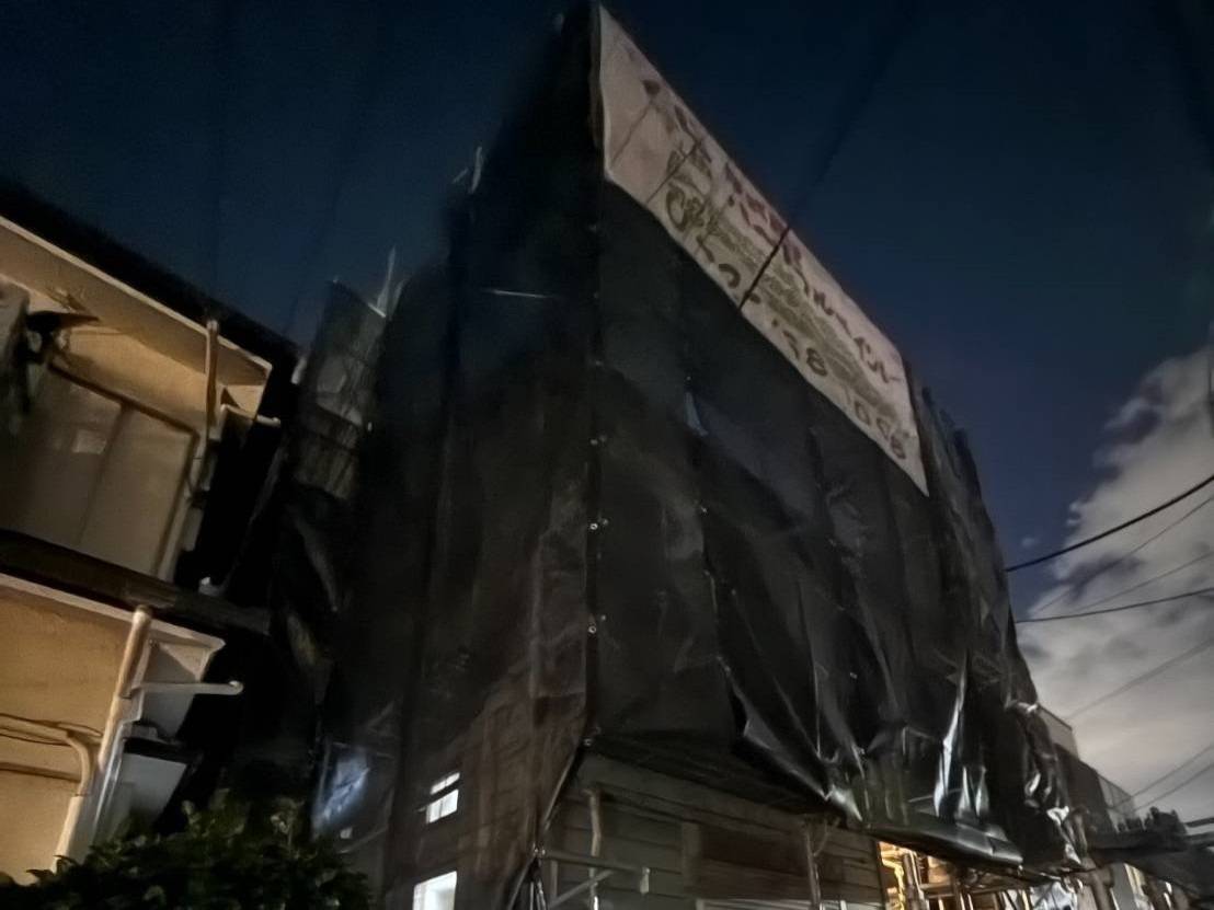 大和市のＦ様M・T集合住宅、外装リフレッシュ工事、本日の作業内容は足場の組立です。