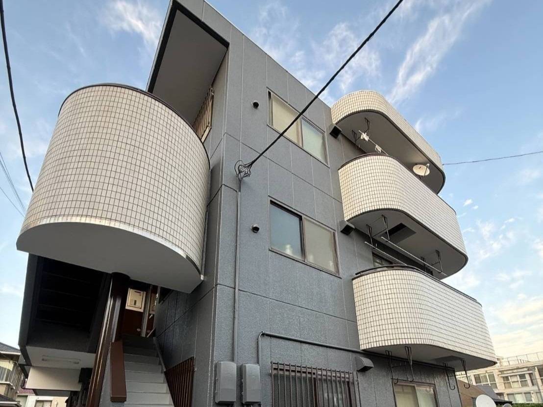 相模原市のY様M・F集合住宅、外装リフレッシュ工事、本日の作業内容は足場の解体です。