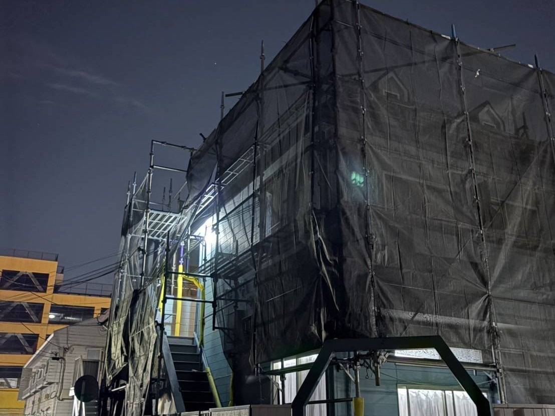 海老名市のY様O・R集合住宅、外装リフレッシュ工事、本日の作業内容は足場の組立です。
