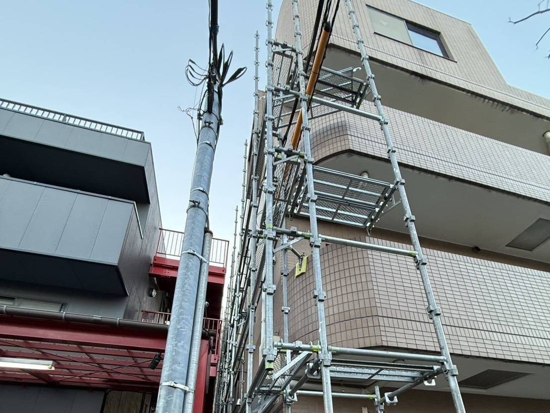 相模原市のK様SAS集合住宅、防水工事、本日の作業内容は足場組立1日目です。