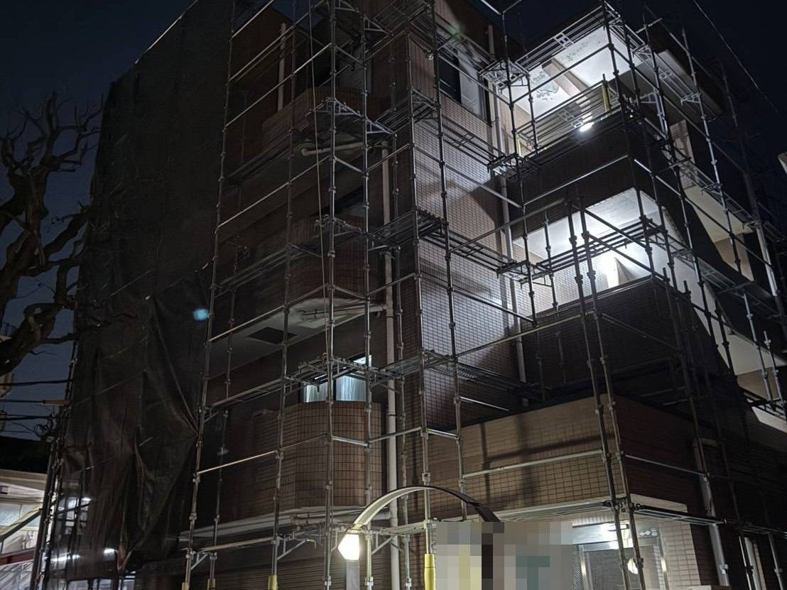 相模原市のK様SAS集合住宅、防水工事、昨日の作業内容は足場組立2日目です。