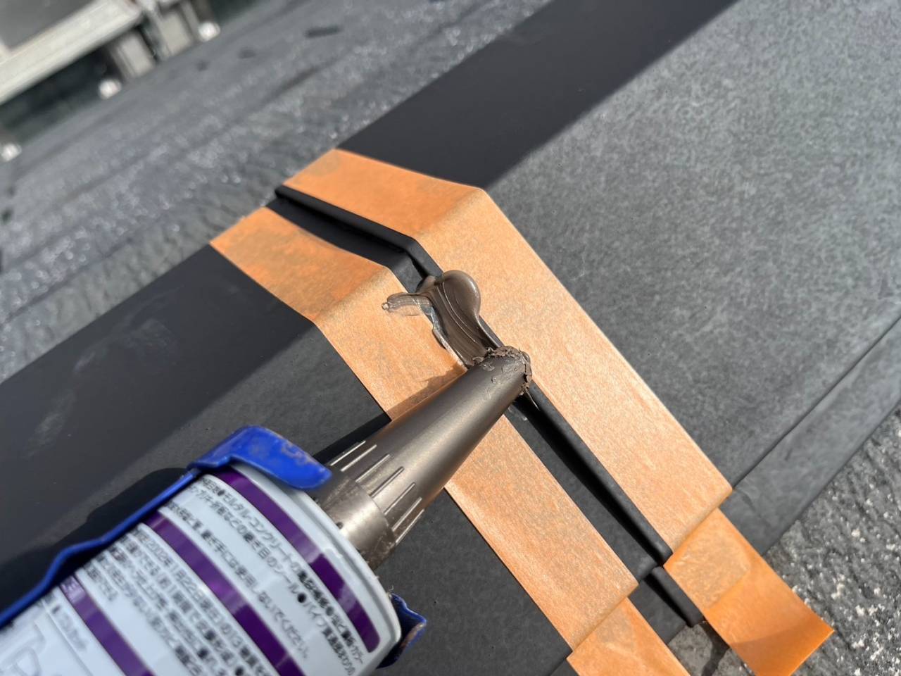 町田市のI様邸、屋根塗装・シーリング工事、本日の作業内容は屋根板金部シーリング打設、屋根クラック補修、タスペーサー設置、屋根下塗り・中塗りです。