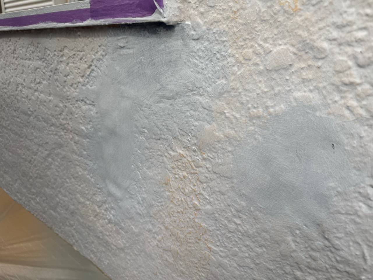 八王子市のK様邸、外壁塗装・屋根塗装工事、本日の作業内容は外壁肌合わせ、屋根上塗り、付帯部塗装です。