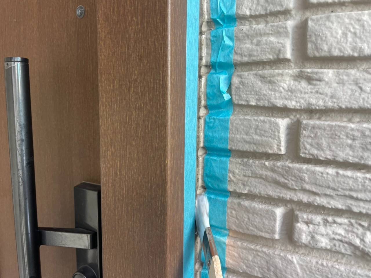 相模原市のI様邸、外壁塗装工事、本日の作業内容は引き続きシーリング打設です。