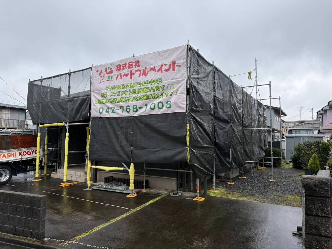 相模原市のS様邸、外壁塗装・屋根塗装工事、本日の作業内容は足場の組立です。