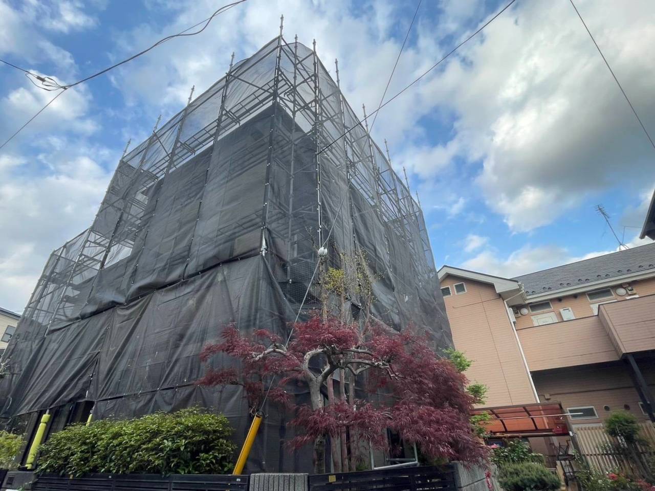 相模原市のS様邸、屋根塗装工事、本日の作業内容は足場の組立です。