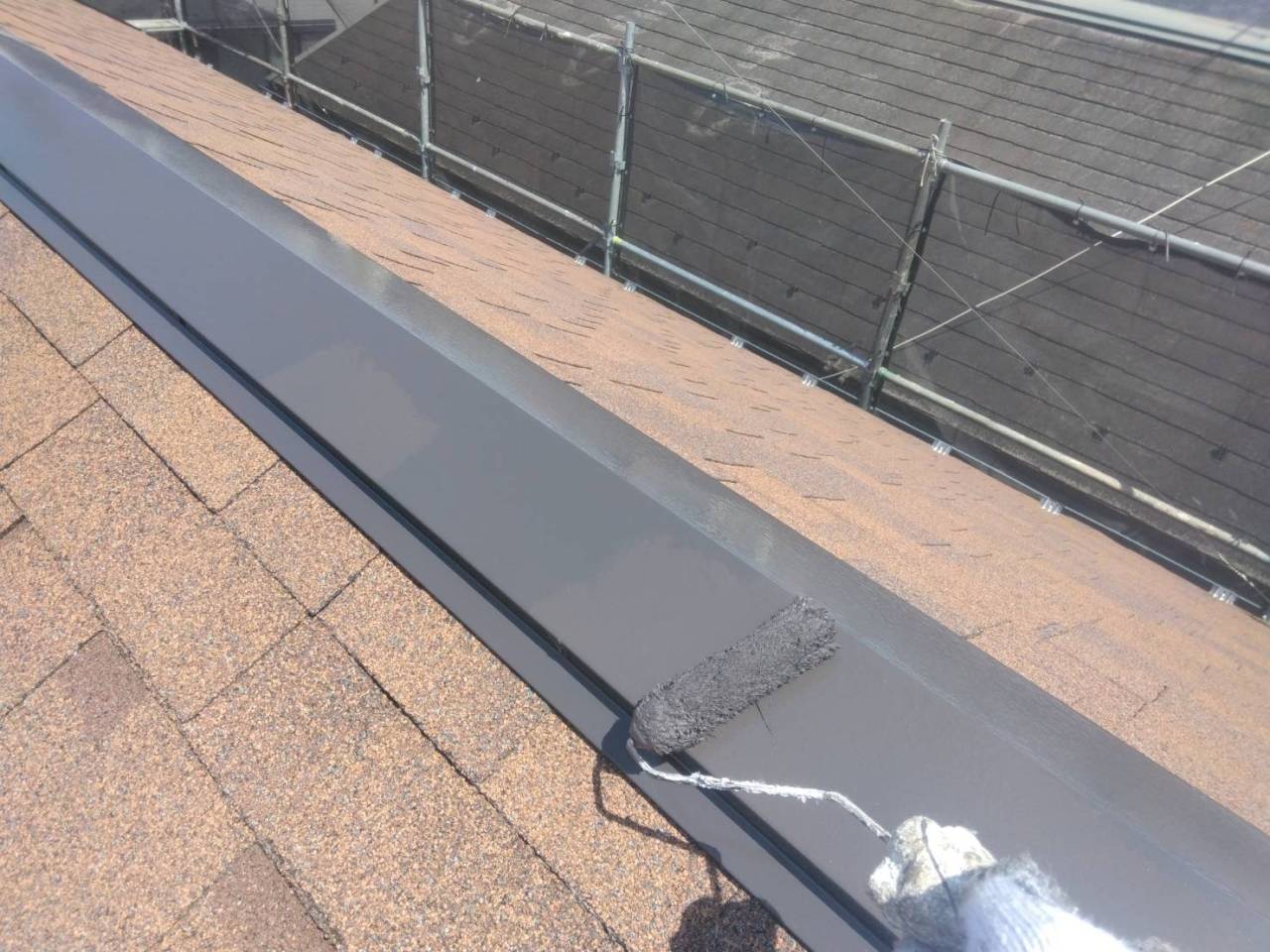 相模原市のO様邸、外壁塗装工事、昨日の作業内容は屋根板金部釘頭打ち込み＆シール、屋根板金部塗装、付帯部下塗り、養生です。