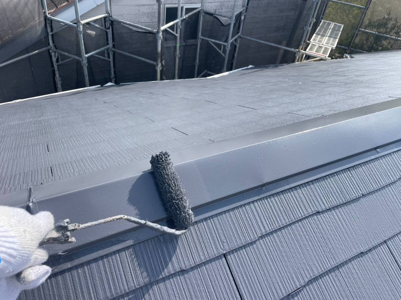 相模原市のH様集合住宅、外壁塗装・屋根塗装工事、本日の作業内容は軒天塗装、屋根タスペーサー設置、屋根中塗りと上塗りです。