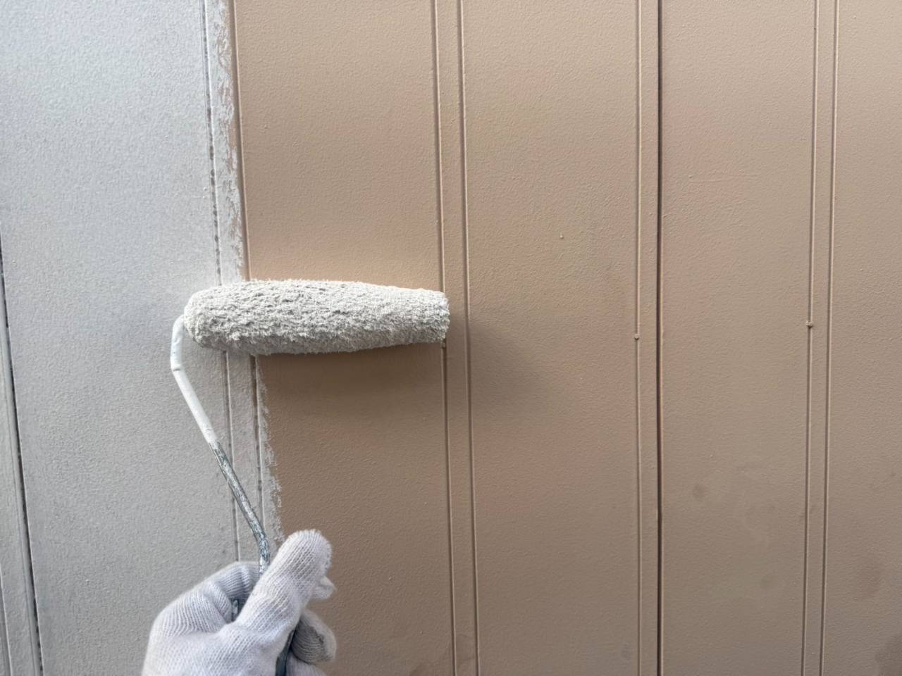 相模原市のT様邸、外壁塗装・屋根塗装工事、本日の作業内容は軒天塗装、養生、外壁下塗りです。