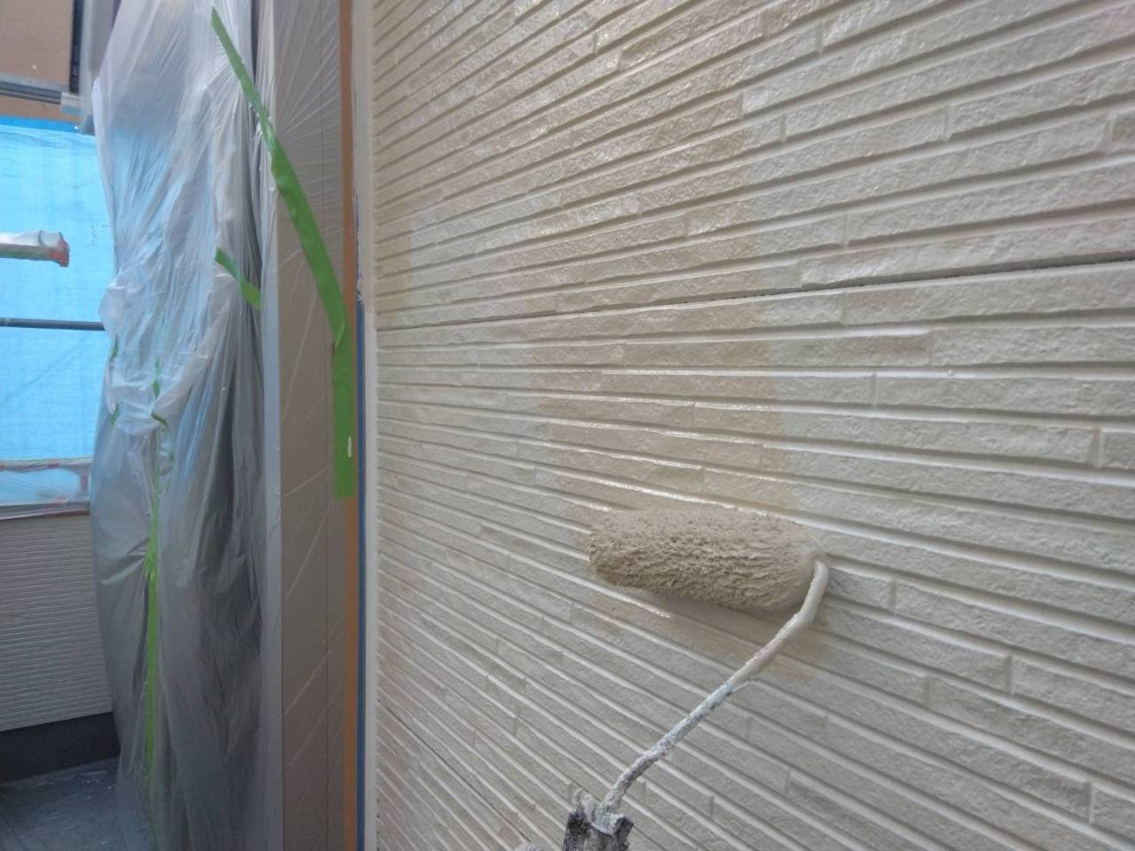 相模原市のO様邸、外壁塗装工事、本日の作業内容は軒天塗装、外壁下塗り、破風板下塗り、バルコニー面外壁中塗りです。