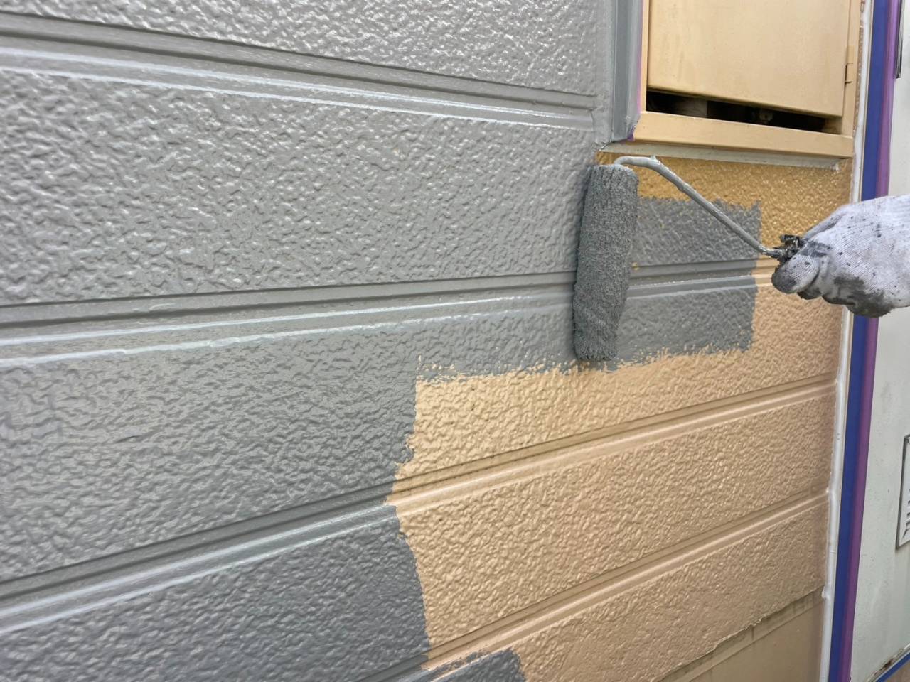 相模原市のH様集合住宅、外壁塗装・屋根塗装工事、本日の作業内容は外壁下塗り・中塗り、破風板・軒樋塗装です。