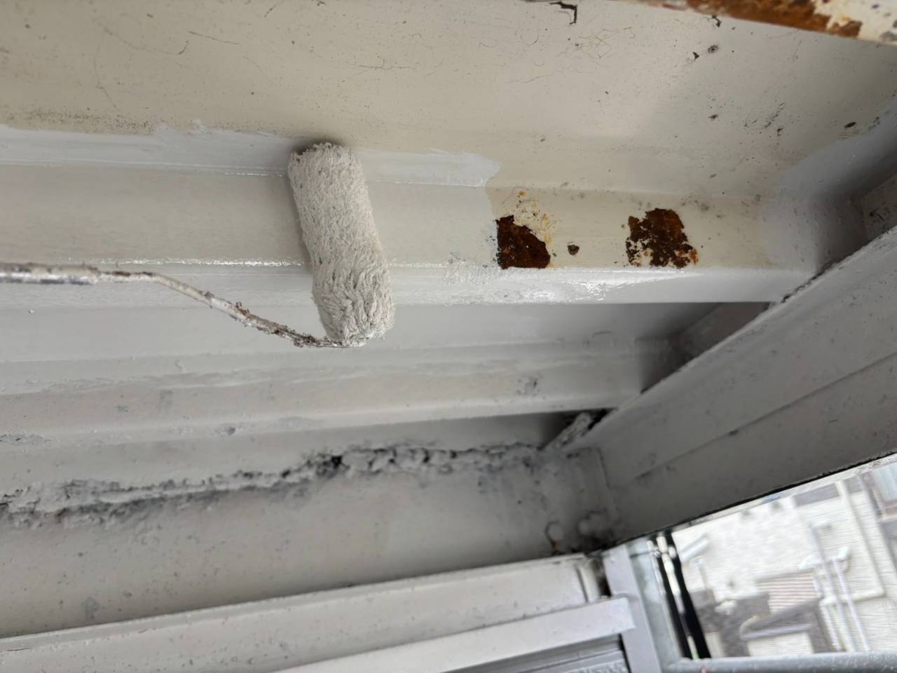 相模原市のH様集合住宅、外壁塗装・屋根塗装工事、本日の作業内容は鉄骨上げ裏塗装、玄関扉塗装、通路床塗装です。