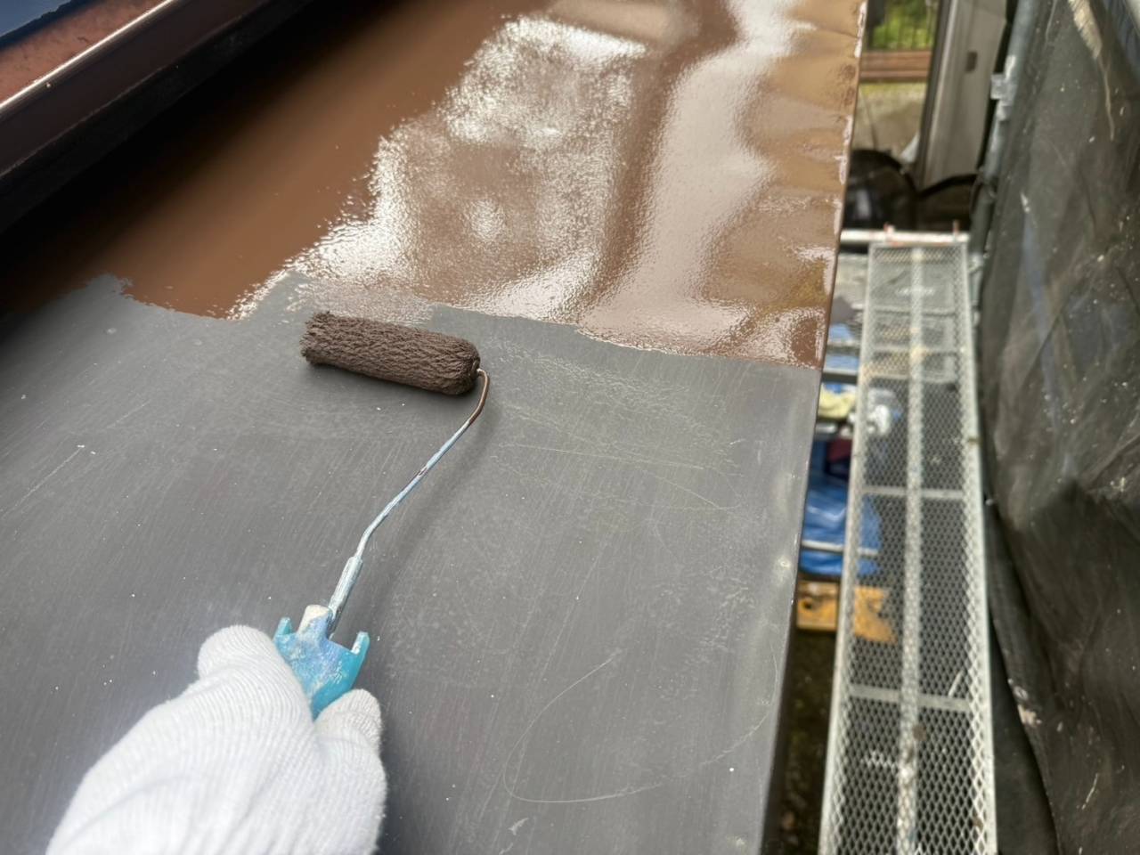 相模原市のT様邸、外壁塗装・屋根塗装工事、本日の作業内容は付帯部塗装、フェンス塗装、エアコン配管ホーステープ巻き、清掃です。