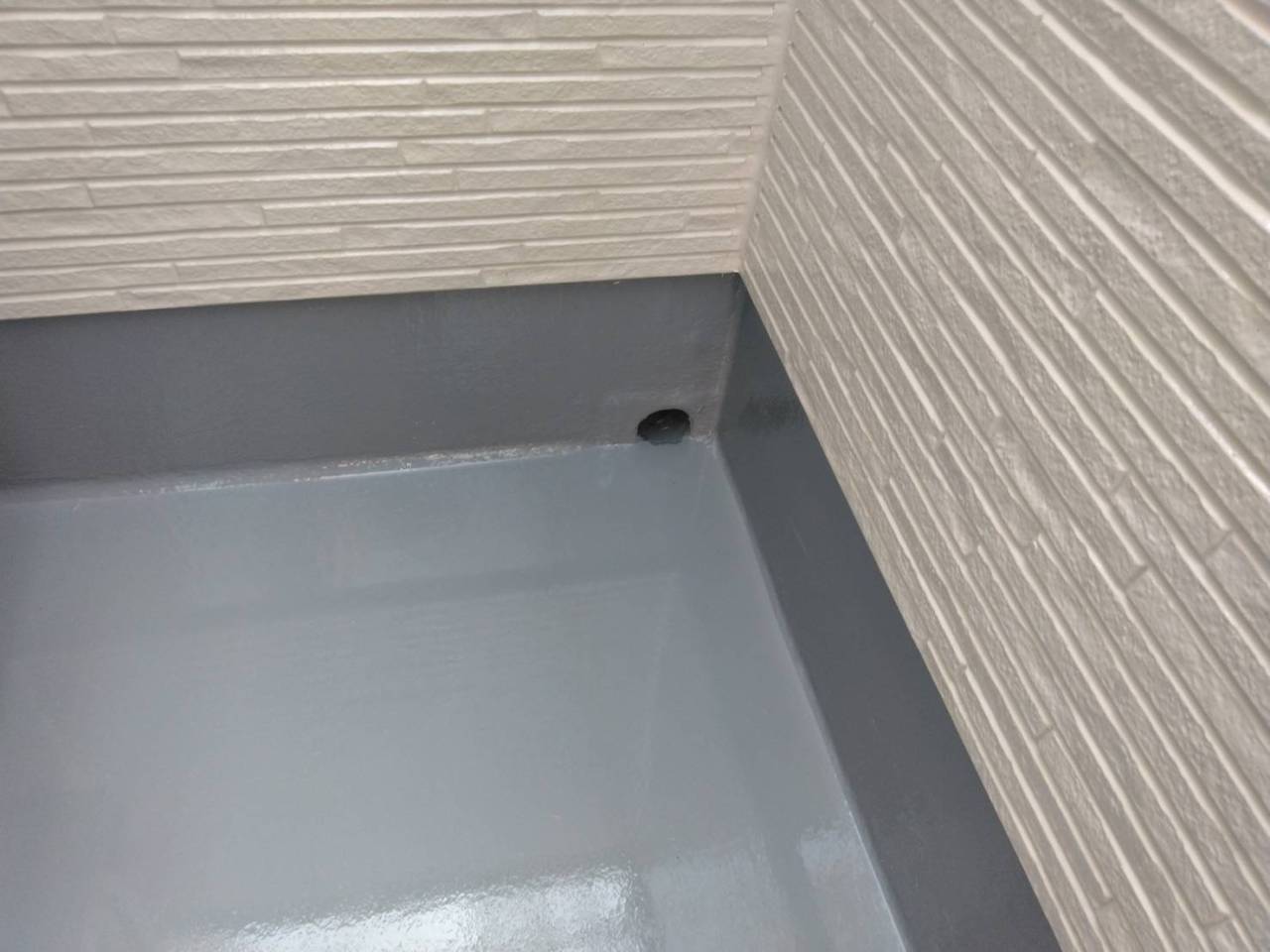 相模原市のO様邸、外壁塗装工事、本日の作業内容は最終点検、バルコニー内ストレーナーキャップ取付け、清掃です。